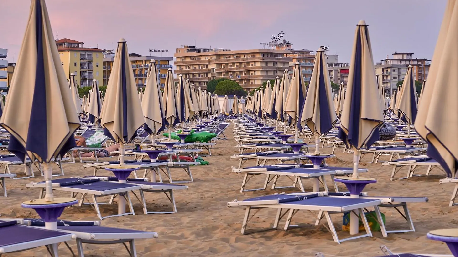Space And Comfort With Private Beach Place Bibione